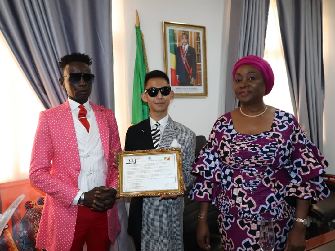 L’étudiant sapeur japonais Oma Ayato à fait ses adieux à Lydie Pongault.